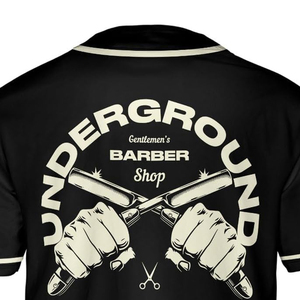 Maillot de barbier personnalisé avec logo, nom personnalisé et design de salon de coiffure, couleur noir et crème, matière polyester - Product Image 4