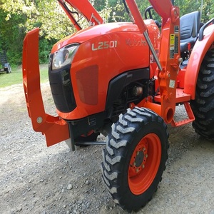 รถแทรกเตอร์เกษตรคุณภาพสูง Kubota L2501 พร้อมที่ตักด้านหน้า 23 แรงม้า ระบบขับเคลื่อน 4 ล้อ 4WD พร้อมปั๊มล้อ เครื่องยนต์ และชุดเกียร์ - Product Image 1