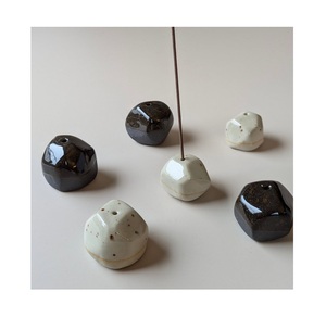 Porte-encens Japandi en terre cuite noire, plateau en céramique incurvé minimaliste, abstrait, pour aromathérapie de bureau, bac à cendres - Product Image 4