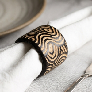 Dernier modèle d'anneau de serviette en corne avec motif tribal abstrait pour une décoration de table élégante, porte-serviettes de luxe en corne noire et naturelle - Product Image 3