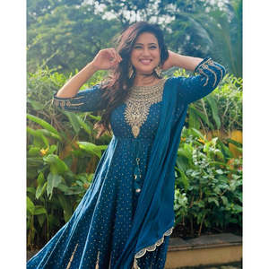Robe trapèze faite main par un créateur, avec imprimé floral, pantalon et dupatta, magnifique tenue de soirée avec taille naturelle - Product Image 3