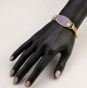 กำไลข้อมือทองเหลืองแบบคลาสสิกทำมือ ดีไซน์ลายเกลียวสลักอย่างประณีต พร้อมพื้นหลังเคลือบสีเทาหรูหรา เหมาะสำหรับงานปาร์ตี้ของผู้หญิง - Product Image 1