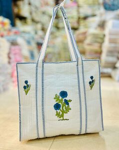 Bolso Tote de Algodón Acolchado Bordado Blanco, Bolso de Hombro Abierto para Playa, Compras y Viajes - Product Image 1