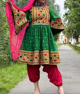 Vestido Afgano Bordado a la Moda, Hecho a Mano, Estilo Tribal Balochi, Vestido Étnico Kuchi, Hecho en Pakistán, Vestido Afgano Tradicional - Product Image 5