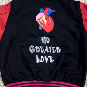 Chaqueta Varsity Negra y Roja de Buena Calidad de Marca Privada ORCAFITS con Ribete Rosa, Letra L Bordada, Cierre Frontal, Corte Regular - Product Image 2
