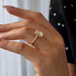 Bague solitaire en or jaune 14 carats avec diamant de laboratoire taille radiant de 3 carats, sertie de griffes et de clos, certifiée IGI - Product Image 6