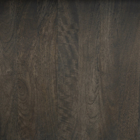 Table basse de luxe haut de gamme avec plateau en marbre naturel à grain magnifique, multicolore et de forme irrégulière, sur piétement en bois de manguier massif