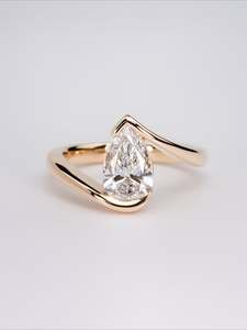 Anillo de Compromiso Solitario Minimalista de Oro de 18K/14K/10K con Diamante Cultivado en Laboratorio de Corte Pera de Lujo de 1.00 Ct, Joyería Fina Personalizada al por Mayor - Product Image 5