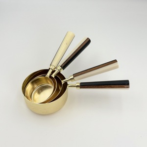 Juego de 4 Tazas y Cucharas Medidoras de Acero Inoxidable con Acabado PVD Dorado y Mango de Resina, Gran Demanda en el Mercado - Product Image 1