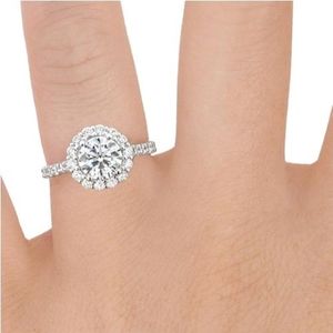 Bague de fiançailles élégante en or 10 carats, inspirée des fleurs, avec halo de diamants étincelants (naturels) au centre et pierres d'appoint - Product Image 3