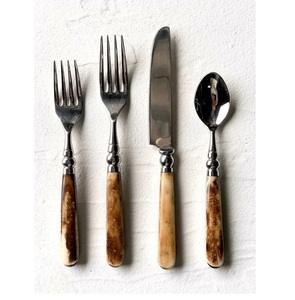 Juego de Cubiertos Vintage de 4 Piezas con Mangos de Madera Tallados a Mano, Cubertería de Acero - Product Image 1