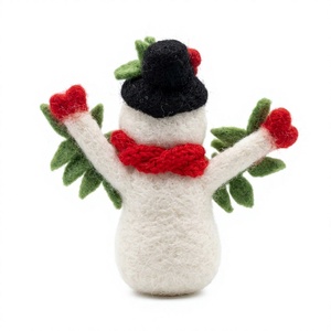 Décoration de Noël en feutre en forme d'animal avec baies de houx et ruban rouge, petite décoration murale d'intérieur faite à la main, écologique - Product Image 4