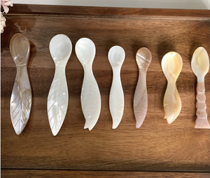 Cuillère artisanale vietnamienne en nacre, fabriquée à partir de coquille d'huître naturelle, pour servir le caviar, les œufs, la crème glacée, les desserts et le café. - Product Image 6