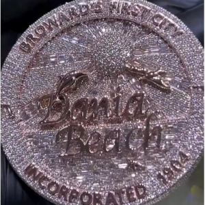 Colgante de Plata Personalizado con Diamante Moissanita, Cadena Estilo HipHop Rock, Colgantes de Disco con Nombre y Letra Hueca para Hombre - Product Image 1