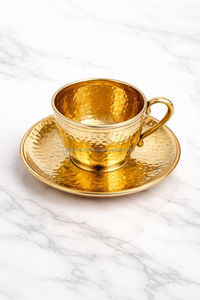 Tasse à thé et soucoupe en laiton au charme royal et au savoir-faire complexe pour des tables luxueuses - Product Image 4