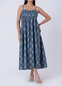 Robe longue élégante en coton à imprimé floral de qualité supérieure pour femme, sans manches, idéale pour l'été, la plage, les fêtes ou les tenues décontractées, disponible à la vente. - Product Image 5