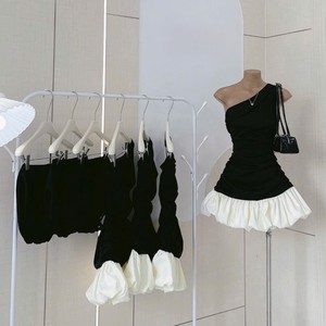 Ensemble 2 pièces pour femme OEM, haut noir vintage élégant à une épaule et jupe bouffante blanche, en coton bambou, coupe ajustée, dentelle brodée - Product Image 1
