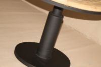Table d'appoint ronde élégante de style industriel moderne avec plateau en teck massif et pieds en métal thermolaqué pour salon