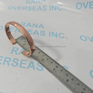 Bracelet manchette en cuivre pur poli à la main, éco-responsable, moderne, bijou de baptême, accessoire de mode pour femmes et hommes - Product Image 1