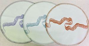 แผ่นรองจานผ้าฝ้ายพิมพ์ลายขอบเย็บแบบเฮมสติทช์ สำหรับโต๊ะอาหาร ราคาดีที่สุดจากผู้ผลิตในอินเดีย - Product Image 3