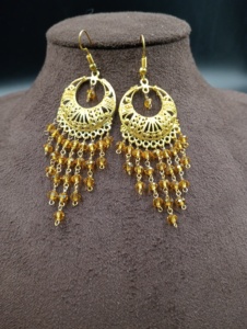 ต่างหูระย้าประดับคริสตัลและเพชรเทียมชุบทองคำ ดีไซน์คลาสสิกจาก Amaira Jewels ของขวัญสำหรับผู้หญิง เครื่องประดับสไตล์ดั้งเดิมแบบชาติพันธุ์ สื่อถึงความสงบสุข - Product Image 1
