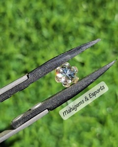 6 Piedras Sueltas de Moissanita Blanco Hueso en Forma de Flor, Corte a Mano, Diseño Único y Elegante para Joyería Nupcial - Product Image 2