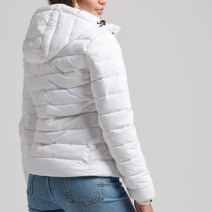 Chaqueta Acolchada Blanca para Mujer, Manga Larga, con Capucha, Cierre de Cremallera, Color Sólido, Largo Regular, Relleno de Poliéster, Logotipo Personalizado - Product Image 4