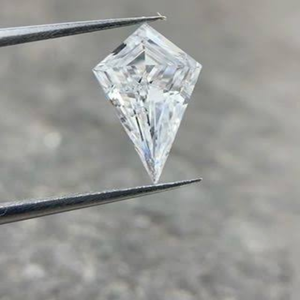 Diamante cultivado en laboratorio con forma de cometa, forma personalizada calibrada, claridad VVS, color DEF, para la fabricación de joyas al por mayor. - Product Image 1