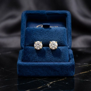 ต่างหูเพชรเม็ดเดี่ยว 1 กะรัต เพชรเพาะเลี้ยงในห้องปฏิบัติการ ทองคำแท้ 14K แบบ 4 กรงเล็บ ดีไซน์เรียบหรู สำหรับงานปาร์ตี้ ขายส่ง เครื่องประดับคุณภาพสูง - Product Image 1