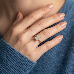 Anillo de Compromiso Solitario de Diamante de Corte Radiante de 2.00CT en Oro Amarillo de 14K, Joyería Fina Minimalista, Venta al Por Mayor, OEM, ODM - Product Image 6