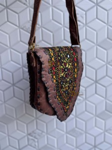 Sac bandoulière en cuir véritable style Banjara, sac à main bohème élégant, multicolore, fait main, léger, avec détails lettrés, cadeau idéal pour - Product Image 3