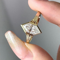 Anillo de Compromiso Solitario con Moissanita de Corte Hexagonal Alargado de Vana Jewels, Chapado en Oro, Plata de Ley 925, Bisel con Diamante Simulado