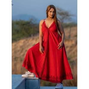 Robe maxi décontractée en tissu tissé à la main, taille unique, de la marque Quince Life, en rouge - Product Image 1