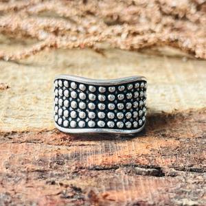 Bague géométrique cloutée large pour homme, en laiton minimaliste, finition argent oxydé, bijou tendance, vente en gros - Product Image 1