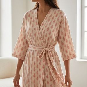 Bata de baño tejida artesanal blanca con estampado de bloques rosas para mujer, estilo casual de verano, talla XS, cierre con cordón, tacto suave. - Product Image 3