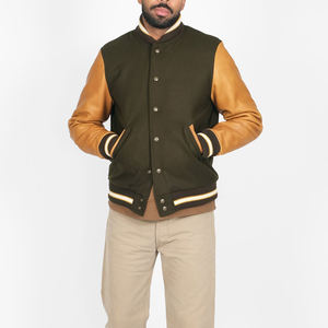 Veste universitaire vert olive et beige pour homme, style bomber en laine et cuir, vêtement d'extérieur classique avec bordure côtelée et boutons-pression - Product Image 2