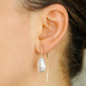 Boucles d'oreilles créoles irrégulières en perles baroques, minimalistes, longues, en perles d'eau douce, bijoux de mariée vintage, argent sterling 925 - Product Image 1