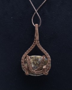 Collier en agate naturelle avec pendentif enroulé de fil de cuivre |   Collier artisanal bohème en pierres précieuses - Product Image 4