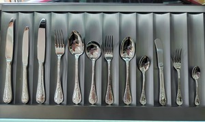 Juego de cubiertos de acero inoxidable de alta calidad con un elegante acabado pulido a espejo que mejora la experiencia gastronómica en general. - Product Image 4