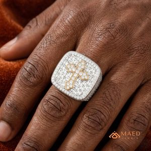 Anillo de Moissanita con Cruz Chapado en Oro de 14K para Hombre, Diseño de Joyería de Lujo con Incrustaciones de Baguette Estilo Hip Hop - Product Image 5