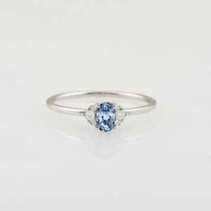 Bague de fiançailles et de mariage certifiée en saphir bleu pâle, style halo délicat, bijoux fins - Product Image 5