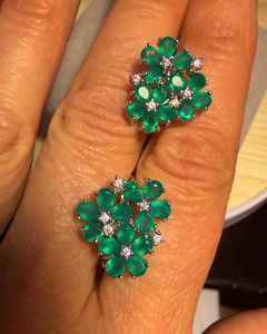 Boucles d'oreilles clous florales en spinelle émeraude et moissanite, dos en argent sterling 925, bijoux fins de luxe pour femme - Product Image 3