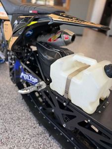 Husqvarna 450 d'occasion de 2019, équipée d'un kit de motoneige MTN.TOP (C3) de 2023, 80 heures d'utilisation, livrée avec pièces d'origine et manuel. Achetez maintenant. - Product Image 2