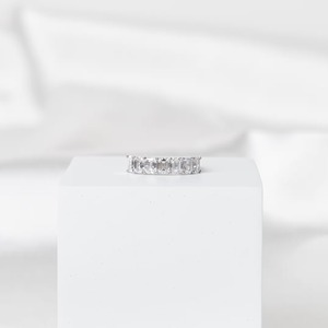 แหวนเพชรทรงเอเมอรัลด์คัทแบบครึ่งวง 1.7 กะรัต รูปตัวยู สำหรับงานแต่งงาน ดีไซน์เรียบหรู สามารถสวมซ้อนกับแหวนเพชรแบบอื่นได้ เครื่องประดับชั้นดี - Product Image 5