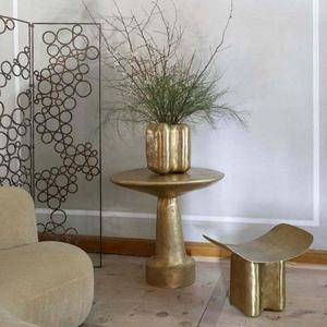 Mesa Auxiliar de Aluminio Refinado de Alta Calidad, Mueble de Primera Calidad con Detalles Metálicos, Otomana para Sala de Estar, Hogar u Hotel, en Latón - Product Image 1