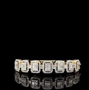 Bracelet tennis de luxe en or avec diamants de laboratoire taille émeraude et halo de diamants baguette pour femme - Product Image 1