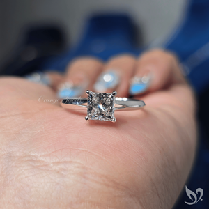 Bague de fiançailles solitaire classique en or 10K avec diamant de laboratoire taille princesse 1 carat certifié IGI et tige fendue - Product Image 4