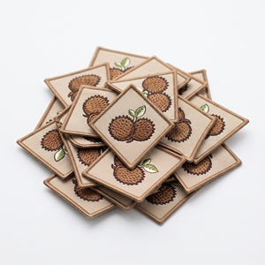 Badge rectangulaire en coquille de noix sculptée, personnalisable en gros, avec bordure marron sergé blanc cassé, appliqué - Product Image 2