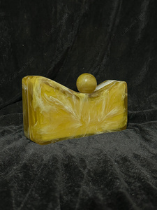 Pochette de soirée de luxe en résine jaune faite à la main, au design organique sculpté, accessoire de soirée tendance pour fêtes, mariages et sacs de créateurs - Product Image 2