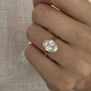Bague de fiançailles ovale 3 carats en diamant de laboratoire E VVS2 avec halo caché, bague ton sur ton style cathédrale, certifiée IGI - Product Image 4